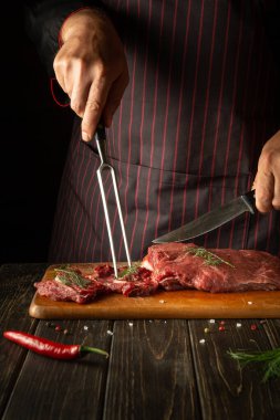 Tecrübeli bir şef kızarmış et ya da barbekü için çiğ et hazırlar. Restoranın ya da otelin mutfağında çalışma ortamı