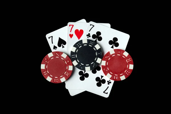 3種類またはセットの組み合わせでポーカーゲーム ポーカークラブの黒いテーブルの上のチップとカード — ストック写真