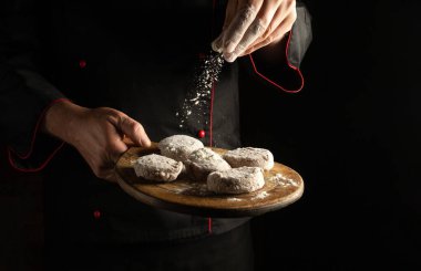 Pirzola üzerine un serpmek için kesme tahtası. Hamburger için köfte hazırlıyorum. Restoran veya otel menüsü
