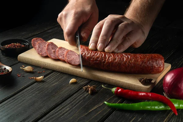 Kuchař Krájí Klobásu Kuchyňské Řezací Desce Myšlenka Udělat Chutné Sendviče — Stock fotografie