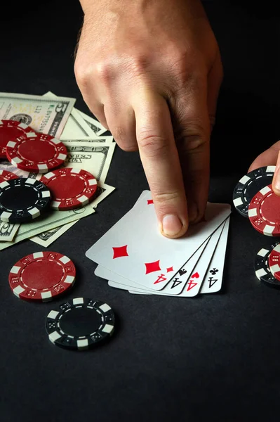 Игрок Указывает Пальцем Выигрышную Комбинацию Четырех Четырех Комбинаций Покер Черном — стоковое фото