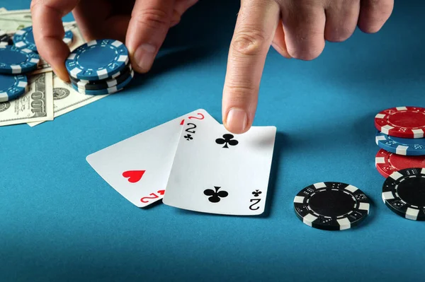 Игрок Указывает Пальцем Выигрышную Комбинацию Одной Пары Игре Покер Синем — стоковое фото