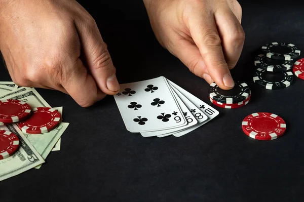 Jugador Pone Cartas Juego Con Escalera Combinación Ganadora Juego Póquer —  Fotos de Stock