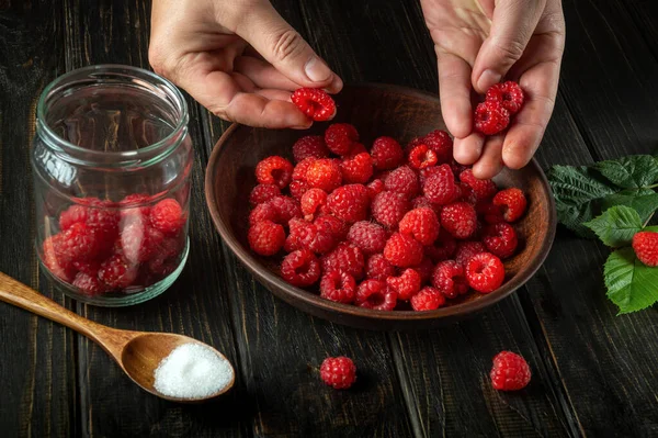 Chef Ordina Lamponi Freschi Prima Preparare Una Bevanda Fredda Cucina — Foto Stock