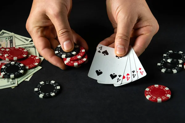 Успех Победе Руках Игрока Черным Столом Покерном Клубе Комбинацией Четырех — стоковое фото