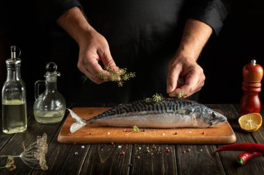 Aşçı otel mutfağında uskumru sezonu yapar. Yemek pişirmek için çok lezzetli balıklar.