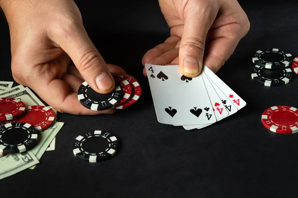 Игрок Делает Ставку Выигрышную Комбинацию Четыре Четыре Игре Покер Черном — стоковое фото