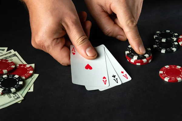 Játékos Tesz Kártyák Nyerő Kombinációja Három Fajta Vagy Beállított Játék — Stock Fotó