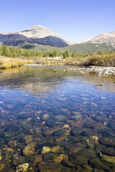 Чистая река в горах — стоковое фото