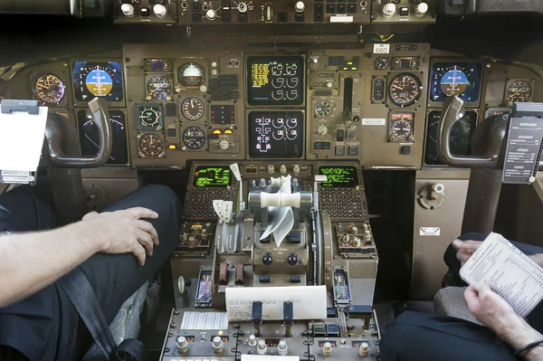 Capitano e co-pilota in cabina di pilotaggio — Foto Stock