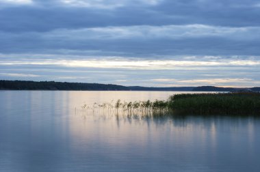 escena tranquila del lago