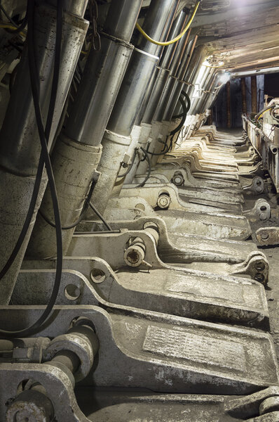 Modern Coal Extraction: Longwall Mining: Shields