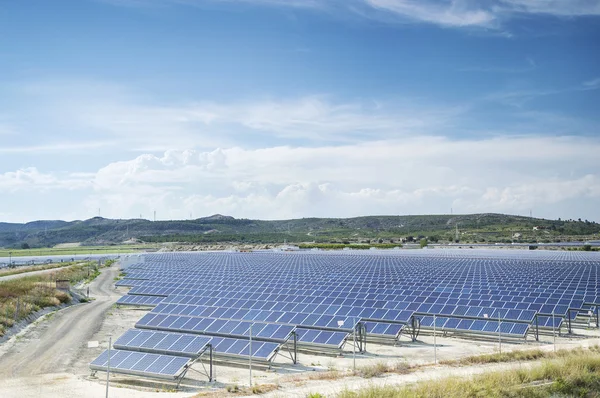 Recurso renovável: Solar - produção de energia natural — Fotografia de Stock