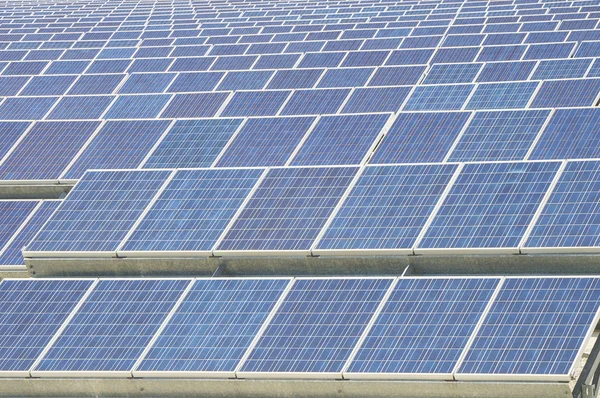 Obnovitelné resorce: Solar - výroba přírodních energií — Stock fotografie