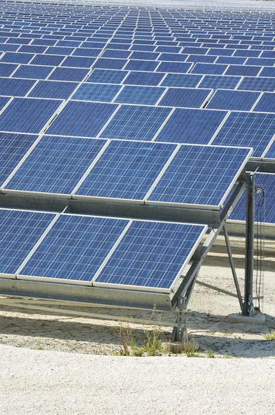 Erneuerbare Energien: Solarenergie - Produktion natürlicher Energie — Stockfoto