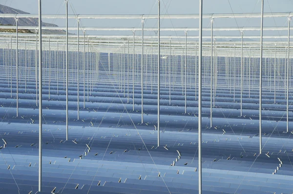 Yenilenebilir enerji: yeşil enerji üretmek için en iyi yol olarak güneş — Stok fotoğraf