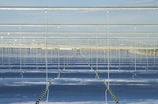 Yenilenebilir enerji: yeşil enerji üretmek için en iyi yol olarak güneş — Stok fotoğraf