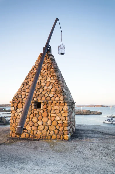 Steinfischerei Gebäude an felsiger Küste in Norwegen — Stockfoto