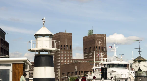 Panorama van het stadhuis en haven in oslo — Stockfoto