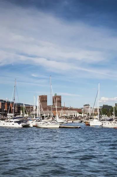 Ratusz i port w oslo — Zdjęcie stockowe