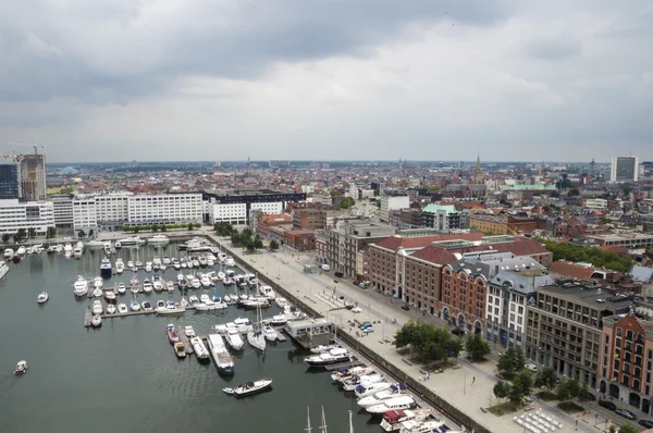 Amberes Skyline: Puerto, edificios históricos y modernos —  Fotos de Stock