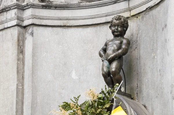 Manneken Pis statue in the centre of Brussels. — Stock Photo, Image