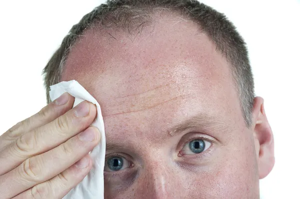 Verschwitzter Geschäftsmann wischt sich die Stirn — Stockfoto