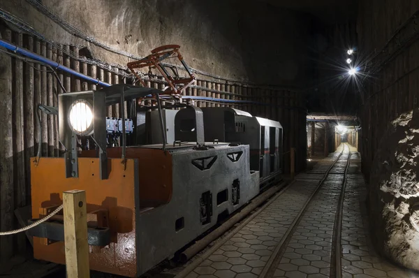 Túnel subterrâneo e máquina na mina de sal — Fotografia de Stock