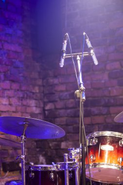 zestaw perkusyjny i mikrofon na scenie