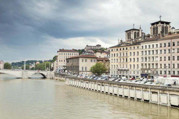 Floden och byggnader i lyon, Frankrike — Stockfoto