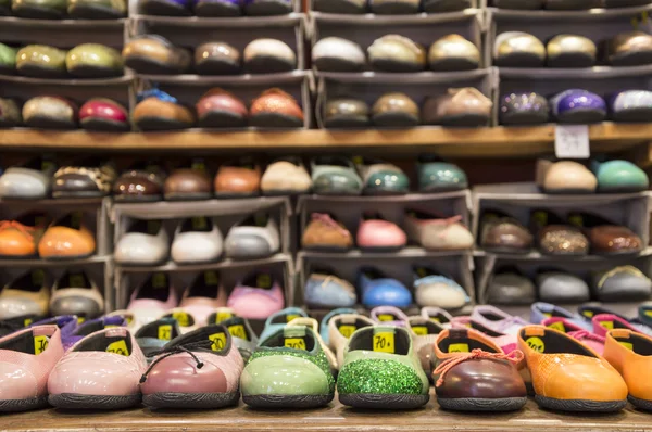 Schuhe zur Schau gestellt. Vielfalt an bunten Schuhen. — Stockfoto