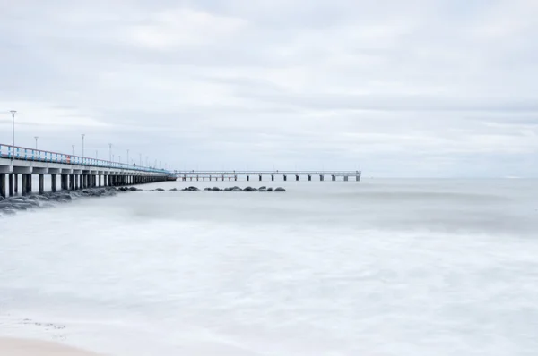 Балтійського моря і мостиком — стокове фото