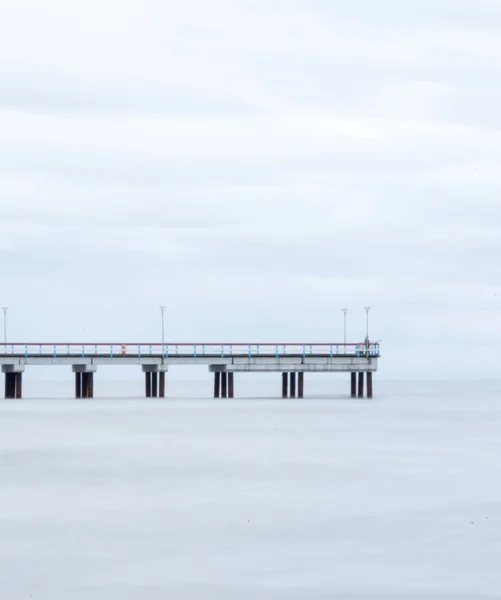 Östersjön och en brygga — Stockfoto