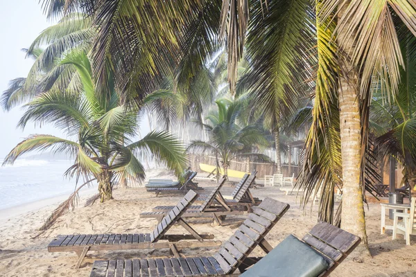 Hermosa playa tropical con palmeras —  Fotos de Stock