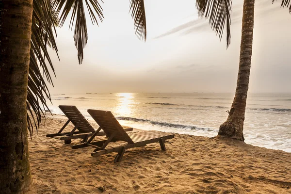 Hermosa playa al amanecer en el paraíso —  Fotos de Stock