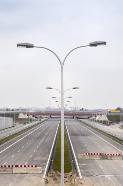 Karayolu yapım aşamasında. yol kısmen hazır.