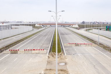 Karayolu yapım aşamasında. yol kısmen hazır.