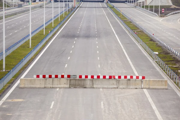 Autobahn im Bau. Straße teilweise fertig. — Stockfoto