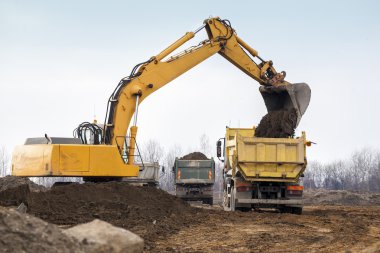 toprak kamyonlarla Digger yükleme