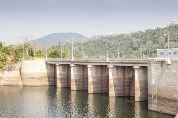 Akosombo Hydroelectric Power Station on the Volta River in Ghana — Stock Photo, Image