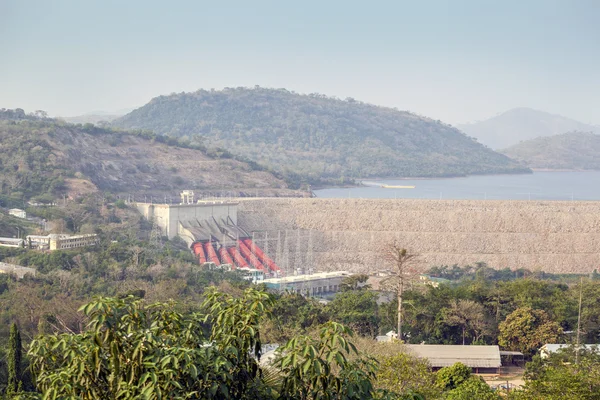 Akosombo Hydroelectric Power Station on the Volta River in Ghana — Stock Photo, Image