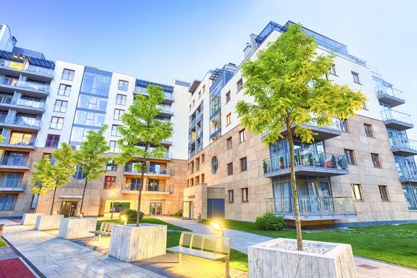 Een moderne nederzetting met mooie groene omgeving — Stockfoto