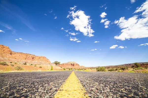 Estrada reta através de deserto vazio em Utah — Fotografia de Stock
