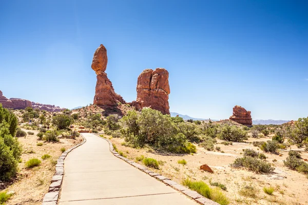 Pedra balanceada no Parque Nacional dos Arcos, Utah — Fotografia de Stock