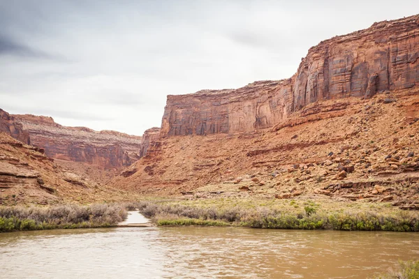 Táj utah és colorado folyó és a vörös sziklák — Stock Fotó