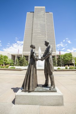 Joseph smith ile lds ana ofis binası önünde