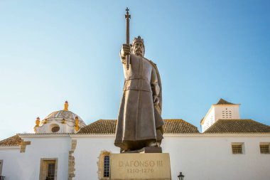 Faro, Algarve, Güney Portekiz 'deki müzenin önündeki Kral III. Alfonso Anıtı