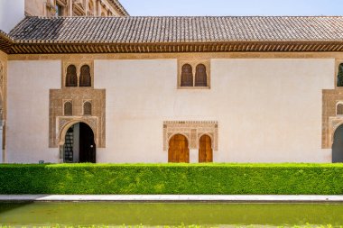 Granada, Endülüs, İspanya 'daki Nasrid saraylarında göleti olan bir avlu.