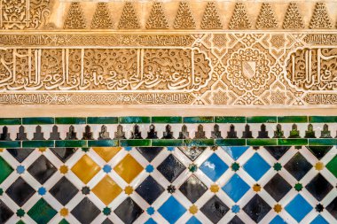 Alhambra Sarayı kompleksi Granada, Endülüs, İspanya 'daki fayans ve Arap süslemelerinin mimari ayrıntıları
