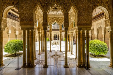 Aslanlar Divanı, İspanya Granada 'daki Alhambra Sarayı kompleksinin Nasrid Sarayı' nın bir parçasıdır.